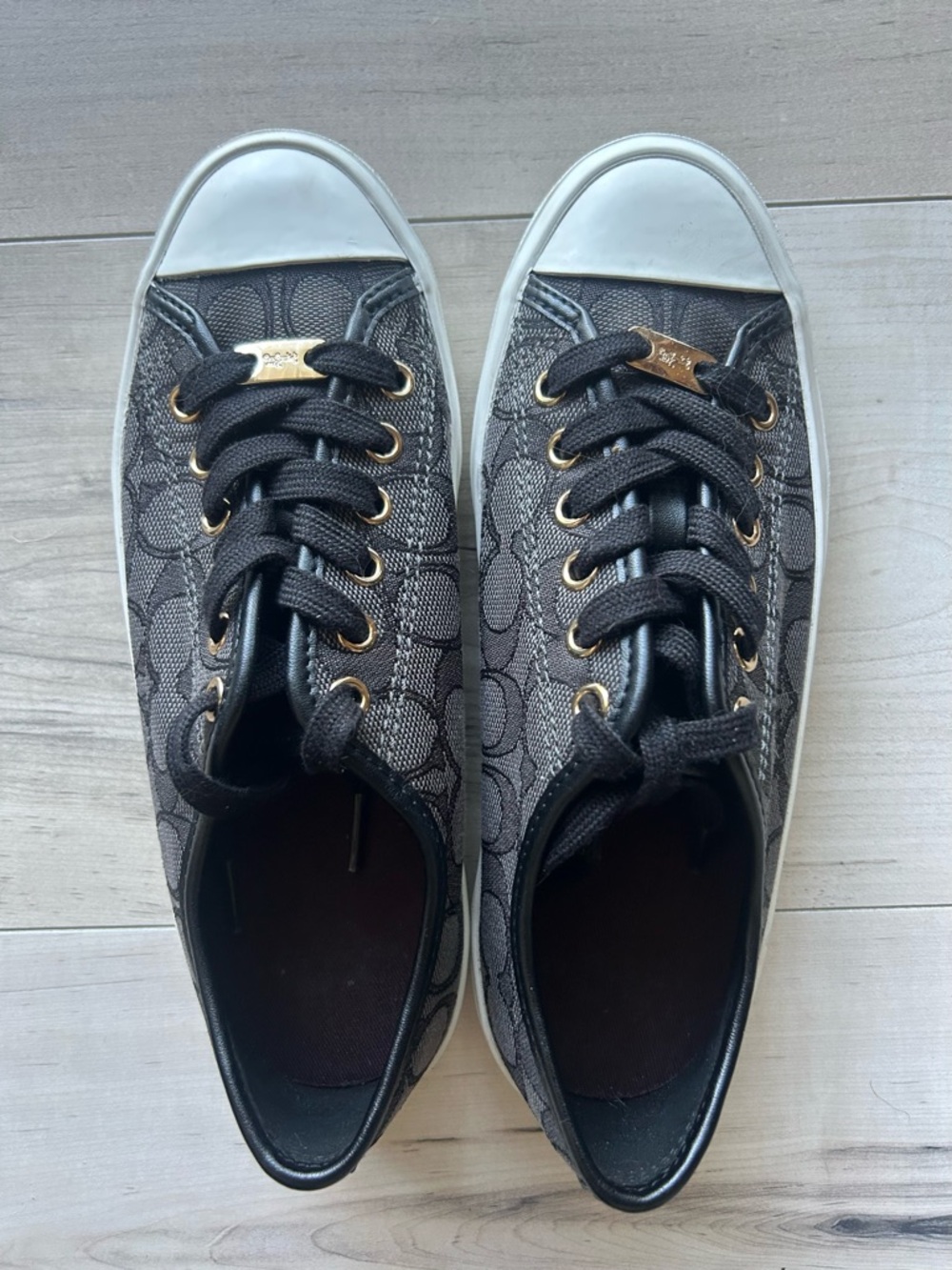 Coach Logo Lace-up Low top sneakers. Excellent Condition!